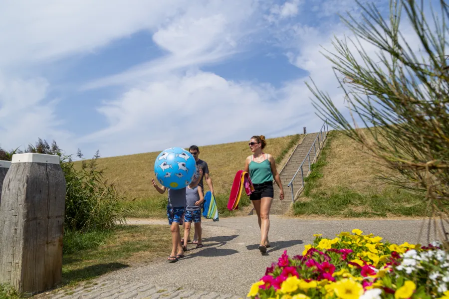 lopen naar strand